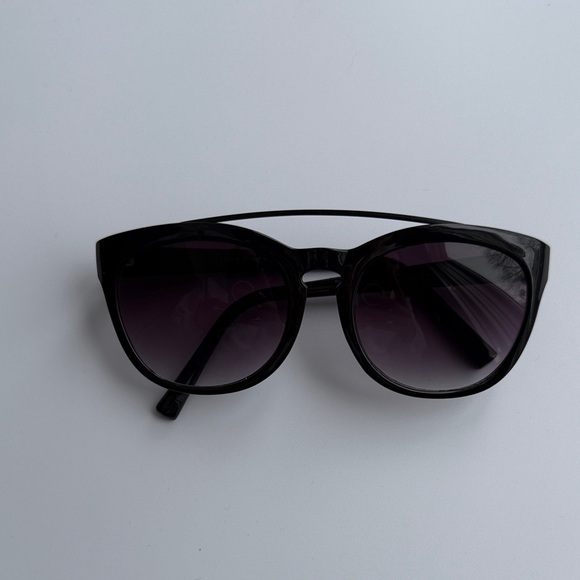 Stylish Black Sunglasses - Picture 2 of 10